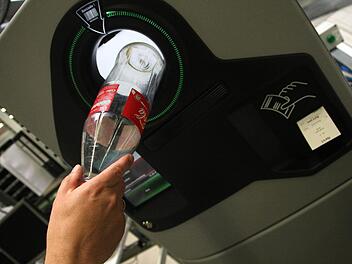 Eine Frau hat Pfandetiketten gefälscht und auf pfandfreie Flaschen geklebt. An einem Automaten in einem Forchheimer Discounter flog der Betrug auf. Symbolfoto: dpa