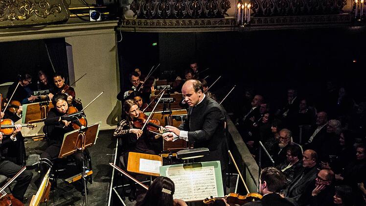 Unter der Leitung von Coburgs Generalmusikdirektor Roland Kluttig interpretierte das Philharmonische Orchester des Landestheaters Werke von Tschaikowsky ud Prokofjew. Foto: Jochen Berger