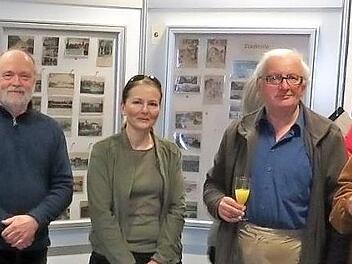 Vor den Plakatw&auml;nden: Das Bild zeigt die Organisatoren der Ausstellung (von links): Matthias Heyn, Thomas Schindler, Wolfgang J&auml;ger, Petra Hahn-St&ouml;hr, Richard Frantzen, Klaus Kunkel und Annelie Ebert.  Foto: pr