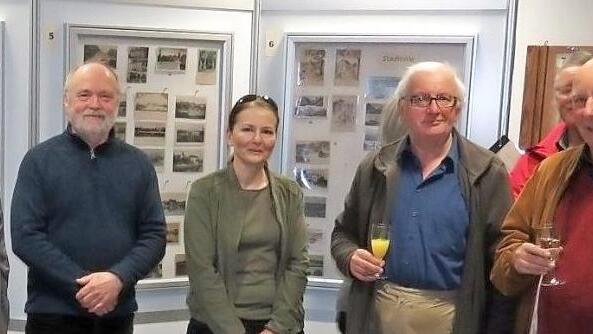 Vor den Plakatw&auml;nden: Das Bild zeigt die Organisatoren der Ausstellung (von links): Matthias Heyn, Thomas Schindler, Wolfgang J&auml;ger, Petra Hahn-St&ouml;hr, Richard Frantzen, Klaus Kunkel und Annelie Ebert.  Foto: pr