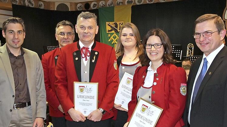 Ehrung beim Musikverein Pautzfeld (v. l.): Torsten Gunselmann, Jürgen Kupfer, Martin Harsch, Marie-Christine Harsch, Katja Sperber und Georg Schirner  Foto: Mathias Erlwein