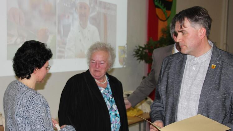 In Vertretung ihres Sohns Jürgen, der in dieser Woche 50. Geburtstag feierte, am Donnerstag aber doch in der Küche stand, nahm Maria Stahl die Auszeichnung entgegen.