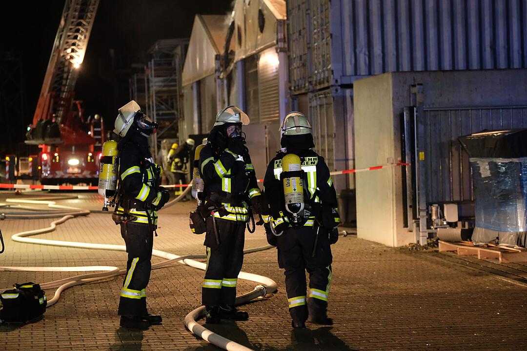 Erlangen-Eltersdorf: Firma für Umwelttechnik  brennt – Anwohner sollen Türen und Fenster schließen