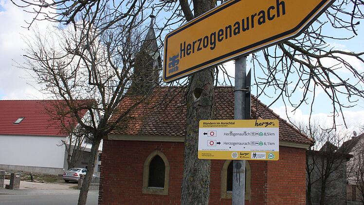 Wegweiser an der Kapelle in Beutelsdorf