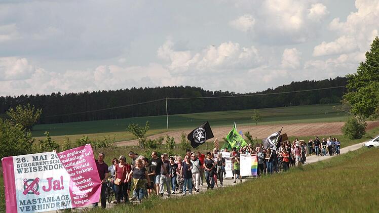 Die Demonstranten zogen zur Biogasanlage, um erneut ihren Protest gegen die Rindermastanlage kundzutun.  Foto: Richard Sänger