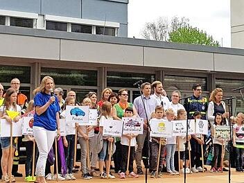 Die Schulfamilie bedankte sich nach dem traditionellen Einzug der Schulklassen bei den ehrenamtlichen Helfern. Foto: Susanne Thaler