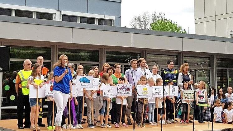 Die Schulfamilie bedankte sich nach dem traditionellen Einzug der Schulklassen bei den ehrenamtlichen Helfern. Foto: Susanne Thaler