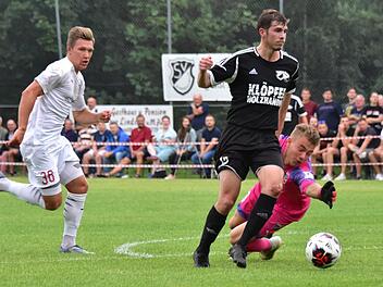 Mit seinem Tor zum zwischenzeitlichen 1:4 erf&uuml;llte sich der Burgwallbacher Niklas Schrenk (vorne) einen Traum und sorgte f&uuml;r gro&szlig;en Jubel bei den 700 Zuschauern. Foto:  Anand Anders