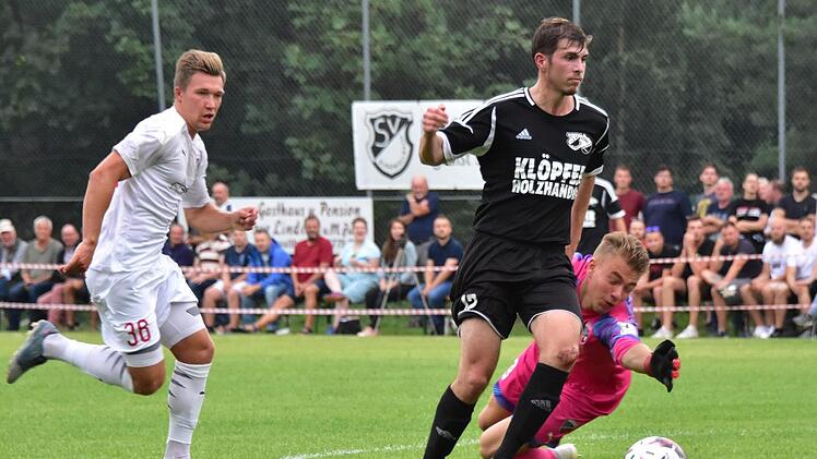 Mit seinem Tor zum zwischenzeitlichen 1:4 erf&uuml;llte sich der Burgwallbacher Niklas Schrenk (vorne) einen Traum und sorgte f&uuml;r gro&szlig;en Jubel bei den 700 Zuschauern. Foto:  Anand Anders