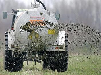 Ein Landwirt bringt Gülle auf einem Feld aus: ein Zankapfel, der viele Gemüter erregt. Foto: Jochen Lübke dpa/lni/Archiv
