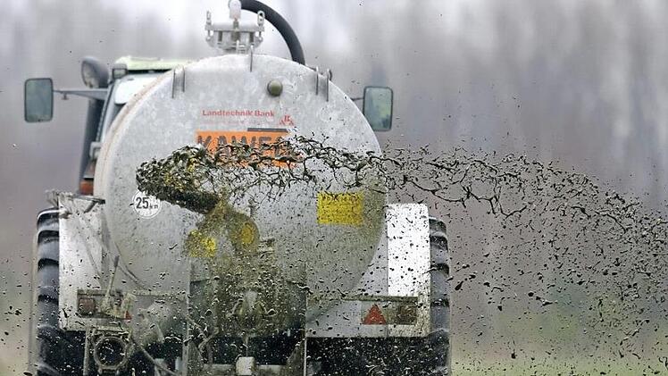 Ein Landwirt bringt Gülle auf einem Feld aus: ein Zankapfel, der viele Gemüter erregt. Foto: Jochen Lübke dpa/lni/Archiv