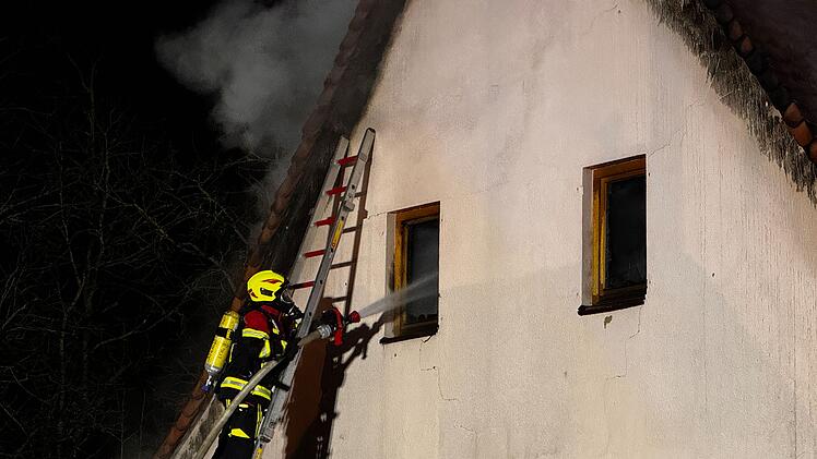 Massive Rauchentwicklung nach Feuer in Stall