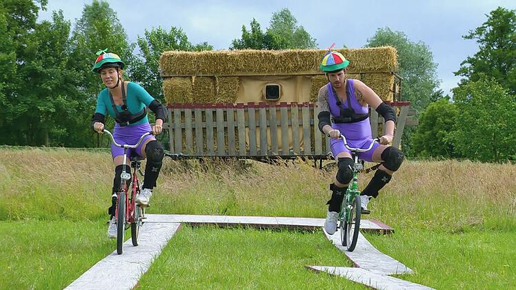 Gemeinsam ins Ziel: Tara und Dennis gewinnen das Safety-Spiel und können es selbst kaum glauben.