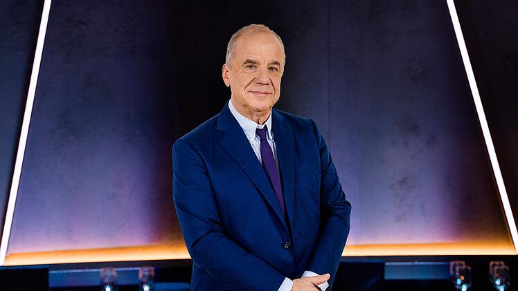 Hubertus Meyer-Burckhardt ist vor allem als schlagfertiger Moderator der "NDR Talk Show" bekannt. Die Sendung moderiert er meist zusammen mit Barbara Sch&ouml;neberger.