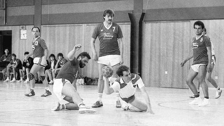 Szene aus dem Handballspiel des TSV Bad Kissingen gegen den TSV Bergheinfeld II, das die "Berger" gl&uuml;cklich mit 11:10 gewinnen.