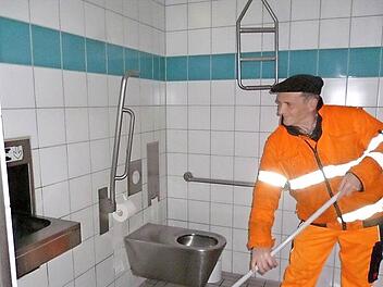 Heinrich Keller vom gemeindlichen Bauhof reinigt die WC-Anlage. Fotos: Konrad Götz
