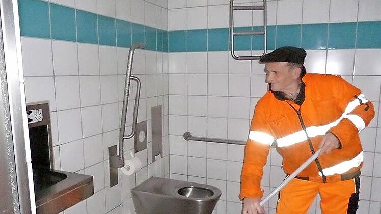 Heinrich Keller vom gemeindlichen Bauhof reinigt die WC-Anlage. Fotos: Konrad Götz