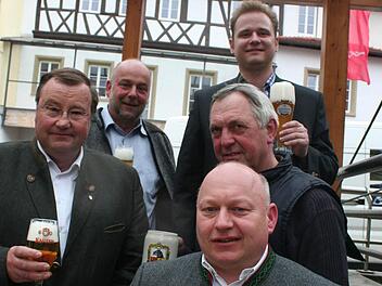 Stoßen auf eine gute Zukunft an: Die Brauereibesitzer aus der Region Karl-Heinz Pritzl (Kauzen), Friedrich Düll (Krautheimer), Peter Himmel (Kesselring), Karl Wolf (Wolf-Rüdenhausen) und Dietrich Oechsner (Oechsner). Foto: Dieter
