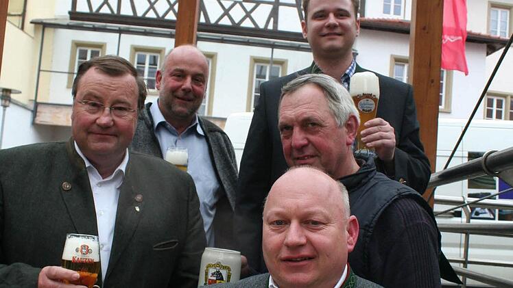 Stoßen auf eine gute Zukunft an: Die Brauereibesitzer aus der Region Karl-Heinz Pritzl (Kauzen), Friedrich Düll (Krautheimer), Peter Himmel (Kesselring), Karl Wolf (Wolf-Rüdenhausen) und Dietrich Oechsner (Oechsner). Foto: Dieter