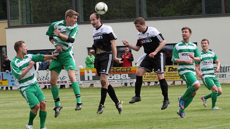 Kopfballchance für die Sander mit Florian Gundelsheimer (Dritter von links) und Fabian Benkert (dahinter). Der Ball verfehlt allerdings knapp das Ziel.