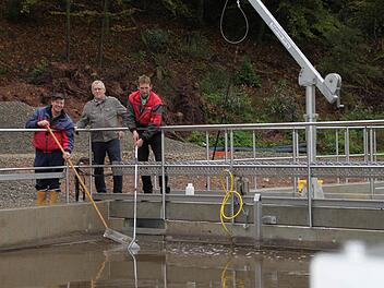 Täglich macht Klärwärter Martin Hahn-Enders (rechts) die Schlammprobe. Sein Stellvertreter Gerhard Helfrich hilft ihm dabei. In der Mitte steht Bürgermeister Walter Müller. Fotos: Ulrike Müller