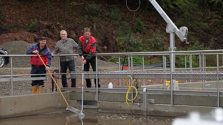 Täglich macht Klärwärter Martin Hahn-Enders (rechts) die Schlammprobe. Sein Stellvertreter Gerhard Helfrich hilft ihm dabei. In der Mitte steht Bürgermeister Walter Müller. Fotos: Ulrike Müller