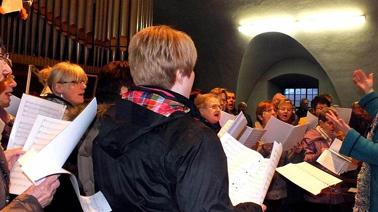 Die Sander sangen in den höchsten Tönen von der Kirchenempore aus zum Beginn des Jubiläumsjahres. Pfarrer Michael Erhart hielt den schönen Gottesdienst am Neujahrstag.