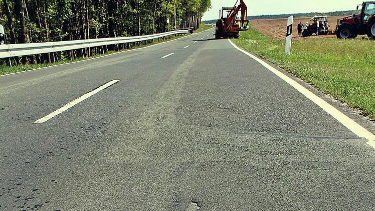 Wird erneuert: die Fahrbahndecke auf der Kreisstraße zwischen Ailersbach und Schwarzenbach. Foto: Andreas Dorsch