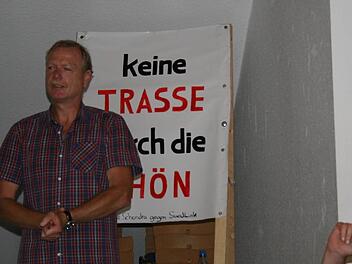 Vorsitzender Reiner Morshäuser (links), Vorsitzender der Bürgerinitiative "Ortsteile Schondra gegen Südlink", referierte ausführlich in Geroda über die Problematik der geplanten Stromtrasse Südlink. Foto: Gabriele Sell