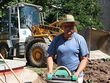 Egon Markart (vorne) und sein Kollege Edgar Wirth sind es gewohnt zu schwitzen: Die körperliche Arbeit auf dem Bau ist an sich schon anstrengend, die aktuelle Hitze kommt als Belastung noch dazu. Foto: Ralf Ruppert