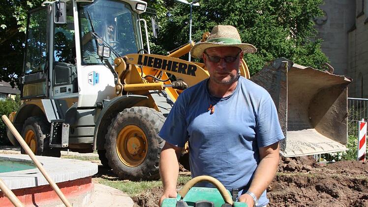 Egon Markart (vorne) und sein Kollege Edgar Wirth sind es gewohnt zu schwitzen: Die körperliche Arbeit auf dem Bau ist an sich schon anstrengend, die aktuelle Hitze kommt als Belastung noch dazu. Foto: Ralf Ruppert