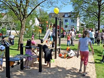 Für 70 000 Euro wurde der Spielplatz runderneuert - und sogleich von den Kleinen in Beschlag genommen. Foto: Andrea Spörlein