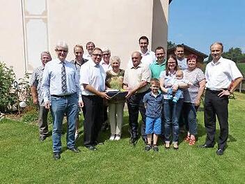Andreas Purucker (Mitte) zusammen mit seiner Ehefrau Barbara sowie (von links) Barthel Weber, Reiner Meisel, Roland Groß, Oswald Purucker, Dieter Schaar, Martin Döring, Enkel Leon, Sebastian Flath, Enkeltochter Karolin mit Urenkel Lukas, Enkel Marcel, Tochter Erna und Ralph Goller Foto: Klaus-Peter Wulf