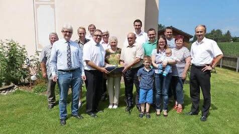 Andreas Purucker (Mitte) zusammen mit seiner Ehefrau Barbara sowie (von links) Barthel Weber, Reiner Meisel, Roland Groß, Oswald Purucker, Dieter Schaar, Martin Döring, Enkel Leon, Sebastian Flath, Enkeltochter Karolin mit Urenkel Lukas, Enkel Marcel, Tochter Erna und Ralph Goller Foto: Klaus-Peter Wulf