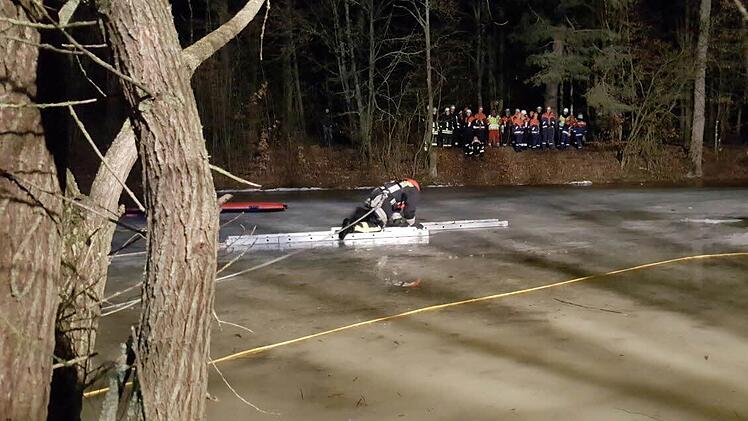 "Auf dem Aspensee ist jemand in das Eis eingebrochen": Dieser Notlage widmete sich eine Übung der Feuerwehr zusammen mit der Wasserwacht Bad Kissingen. Die Retter wurden mit Leine abgesichert, ehe sie mit Leitern den Eingebrochenen retteten.  Foto: Stefan Geiger