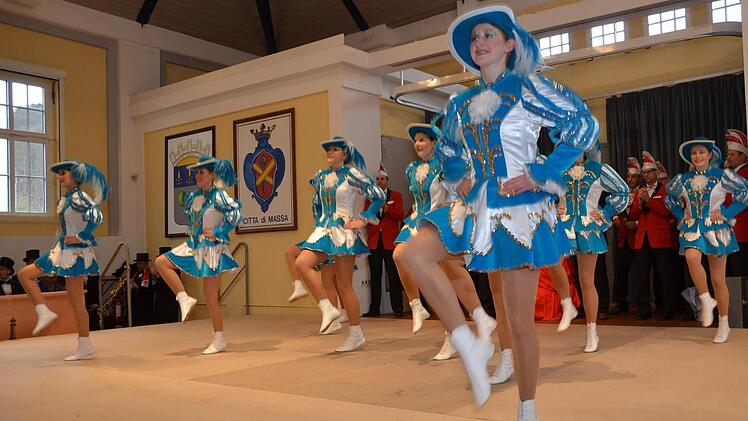 Auch die Tanzgarde "Blaue Husaren" aus Reiterswiesen tanzten im Tattersall zur Freude des Publikums. Foto: Peter Rauch