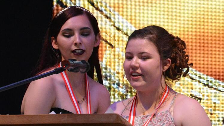 Lorena Scheublein (links) und Lara Holzheimer hielten die Ansprache der Abiturienten. Foto: Björn Hein