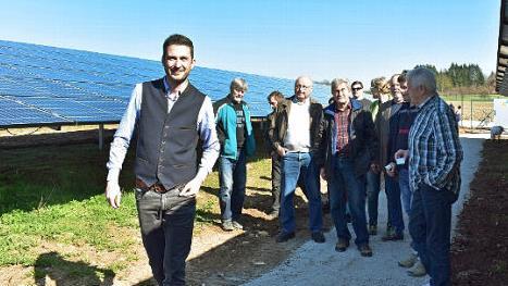 Der Solarpark sorgt für sonnige Laune.  Fotos: Petra Malbrich