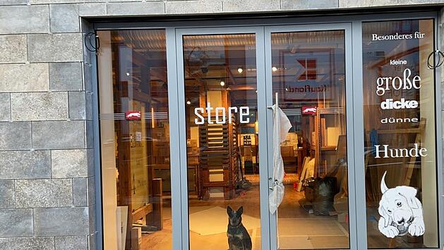 "Dogstyler" in N&uuml;rnberg: Noch ist die Ladent&uuml;r in der F&uuml;rther Stra&szlig;e 188 verriegelt - aber nicht mehr lang: Die N&uuml;rnberger Filiale &ouml;ffnet am Freitag ihre Pforten. Foto: Dogstyler N&uuml;rnberg