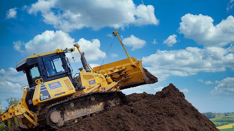 Bei den umfangreichen Erdbewegungen kommen Bulldozer zum Einsatz.