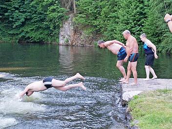 Anschwimmen (vorne, von links): Annalena Rödel, Marc Benker, Florian Zickler, Martin Schöffel, Toni Nüssel, Klaus Nüssel, Nancy Sobierajski, Hans Tischhöfer, Gemeinderat Dieter Zeidler (SPD) und Gemeinderat Gerd Homski (CSU)