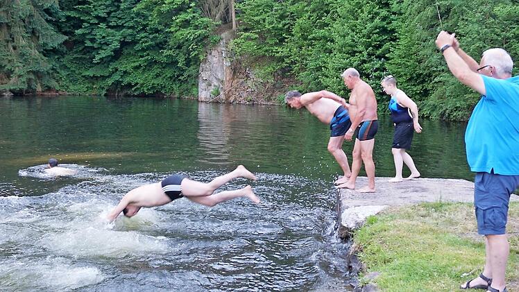 Anschwimmen (vorne, von links): Annalena Rödel, Marc Benker, Florian Zickler, Martin Schöffel, Toni Nüssel, Klaus Nüssel, Nancy Sobierajski, Hans Tischhöfer, Gemeinderat Dieter Zeidler (SPD) und Gemeinderat Gerd Homski (CSU)