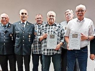 Auf dem Bild sind (von links): 2. B&uuml;rgermeisterin Silvia Metz, 1. Kommandant Bernd M&uuml;ller, Elmar Zwiefel, Elmar Schlereth, Bruno Straub, Waldemar Schm&uuml;ck, Georg Schlereth und 1. Vorstand Enrico Kr&ouml;ckel.