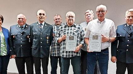 Auf dem Bild sind (von links): 2. B&uuml;rgermeisterin Silvia Metz, 1. Kommandant Bernd M&uuml;ller, Elmar Zwiefel, Elmar Schlereth, Bruno Straub, Waldemar Schm&uuml;ck, Georg Schlereth und 1. Vorstand Enrico Kr&ouml;ckel.