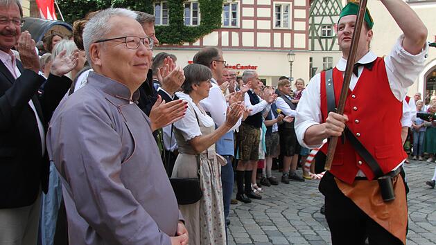 Der mongolische Botschafter Birvaa Mandakhbileg staunte &uuml;ber die strenge Symmetrie des B&uuml;ttnertanzes bei der Bierfest-Er&ouml;ffnung. Foto: Sonny Adam