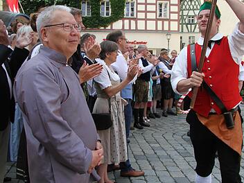 Der mongolische Botschafter Birvaa Mandakhbileg staunte über die strenge Symmetrie des Büttnertanzes bei der Bierfest-Eröffnung. Foto: Sonny Adam