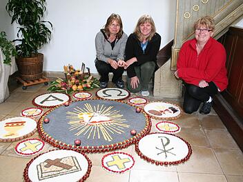 Marga Durmann aus Elsendorf, Marga Durmann aus Lach und Marianne Röckelein aus Güntersdorf (von links) haben den Erntedankteppich gelegt. Ab   Sonntag kann er in der Kirche bewundert werden. Foto: Evi Seeger