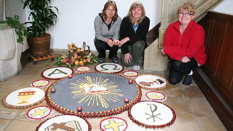 Marga Durmann aus Elsendorf, Marga Durmann aus Lach und Marianne Röckelein aus Güntersdorf (von links) haben den Erntedankteppich gelegt. Ab   Sonntag kann er in der Kirche bewundert werden. Foto: Evi Seeger
