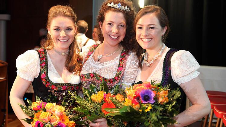 Bayerns neue Bierkönigin ist Maria Krieger aus Riedenburg (Mitte); links die Zweitplatzierte Veronika Huber, rechts Sophie Wurm.