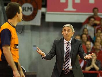 Sie werden wohl keine Freunde mehr: Bayern-Trainer Svetislav Pesic und Schiedsrichter Moritz Reiter. Foto: Tobias Köpplinger